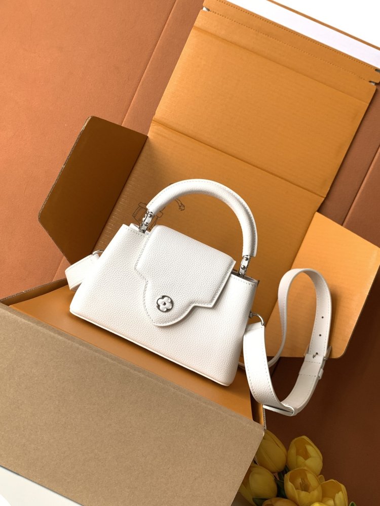 Сумка Capucines East West 33 см