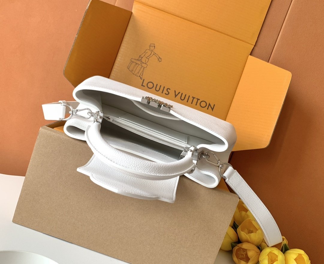 Сумка Capucines East West 33 см фото 8