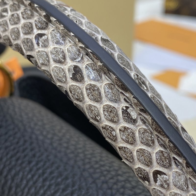 Сумка CAPUCINES M55921 черная 21 см фото 8