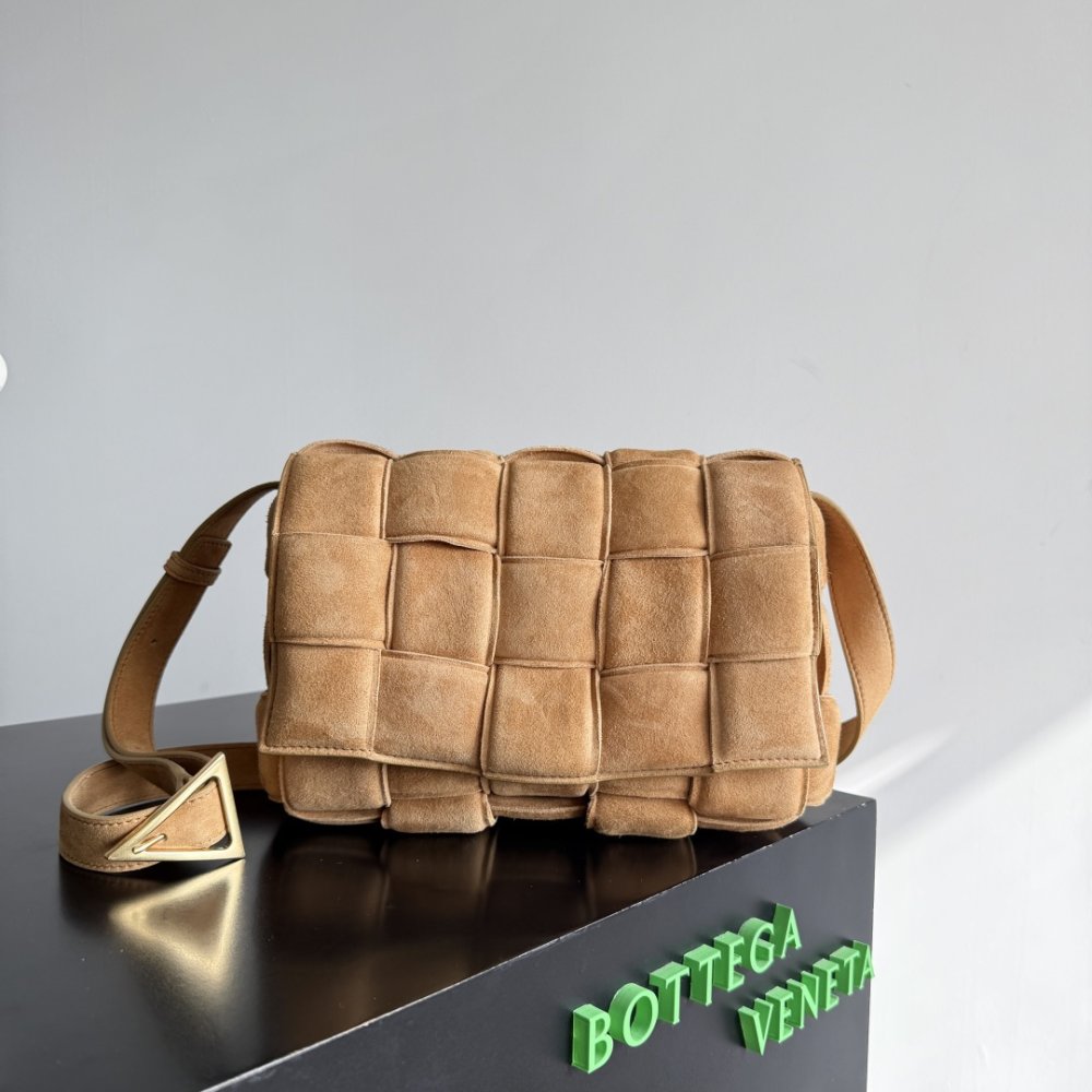 Сумка Cassette из плетеной замши 26 см