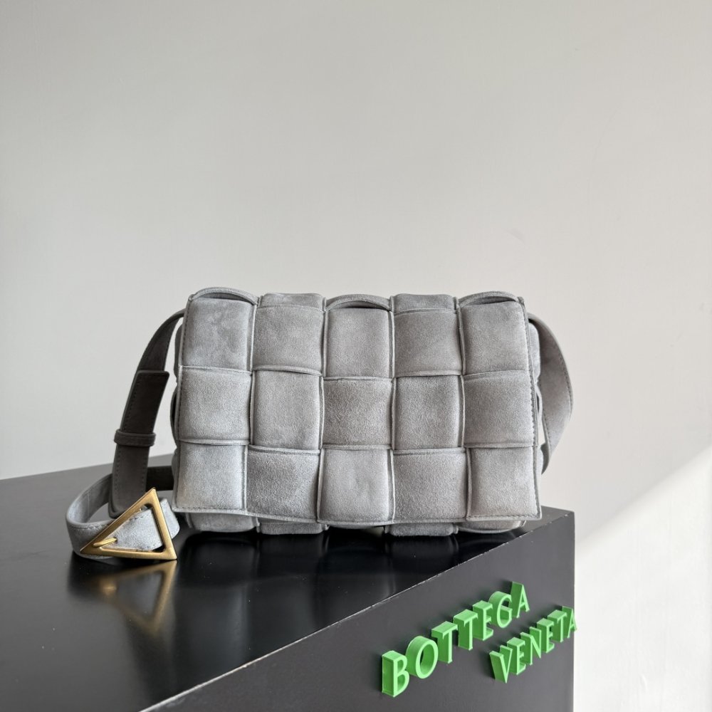 Сумка Cassette из плетеной замши 26 см