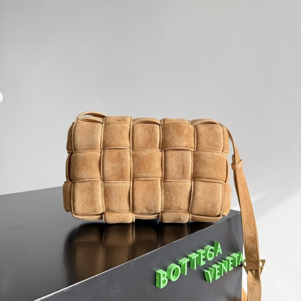 Сумка Cassette из плетеной замши 26 см фото 2