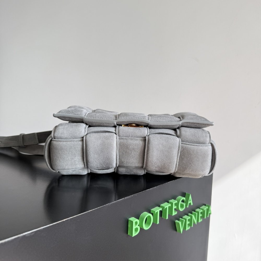 Сумка Cassette из плетеной замши 26 см фото 2