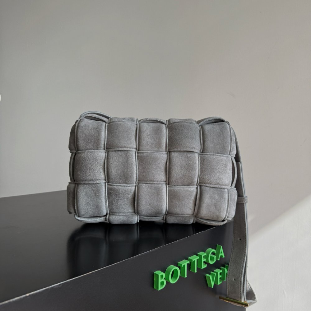 Сумка Cassette из плетеной замши 26 см фото 3