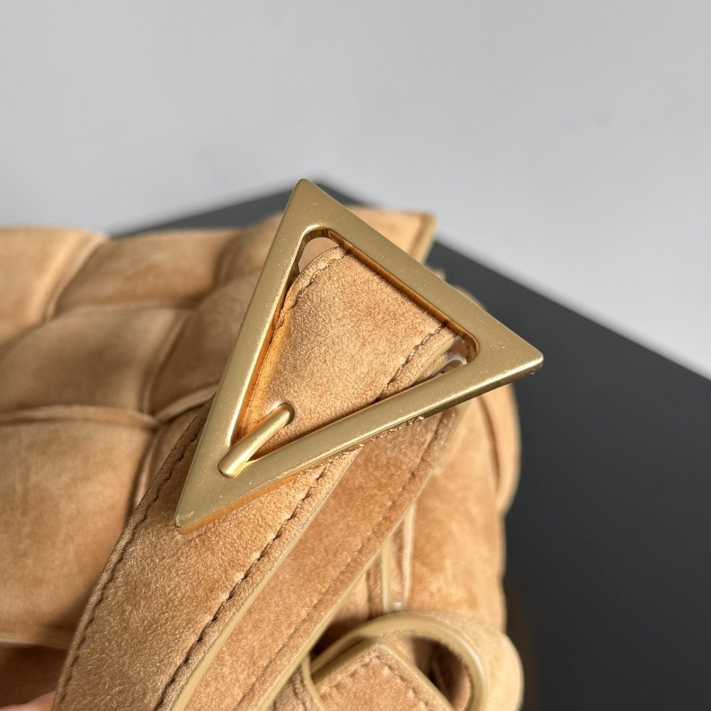 Сумка Cassette из плетеной замши 26 см фото 3