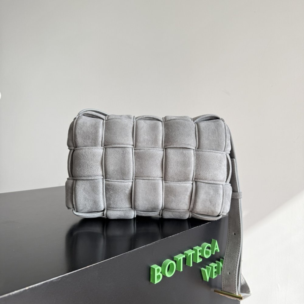 Сумка Cassette из плетеной замши 26 см фото 3