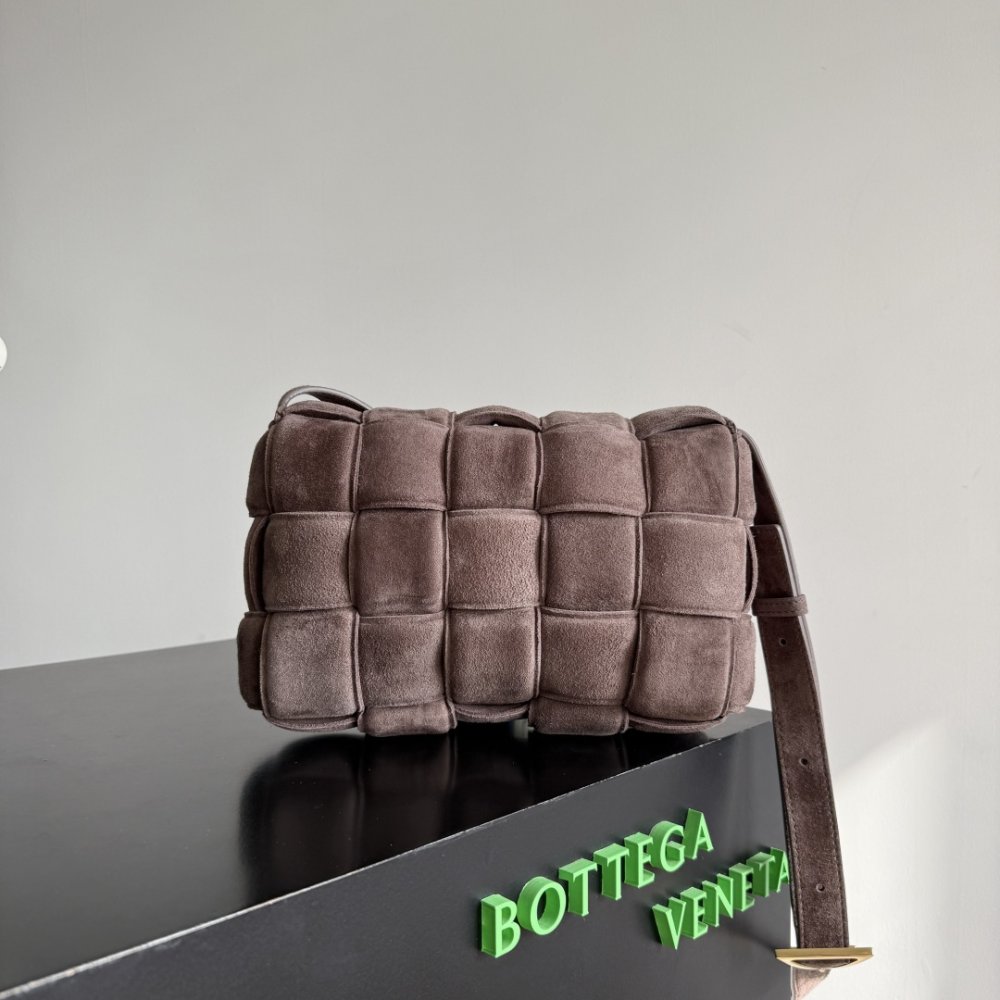 Сумка Cassette из плетеной замши 26 см фото 3