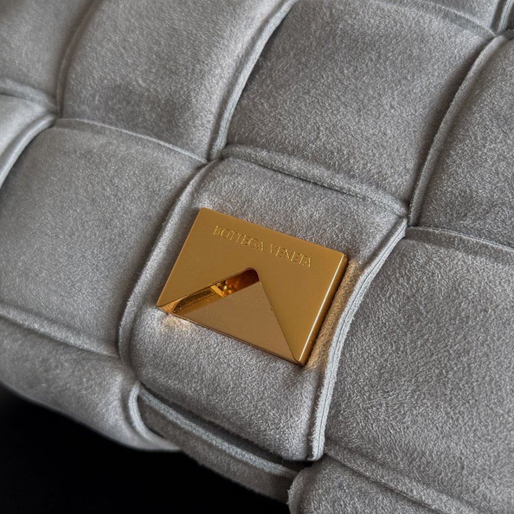 Сумка Cassette из плетеной замши 26 см фото 4