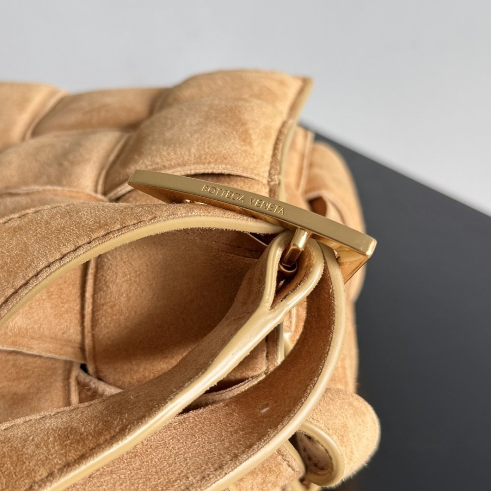 Сумка Cassette из плетеной замши 26 см фото 4