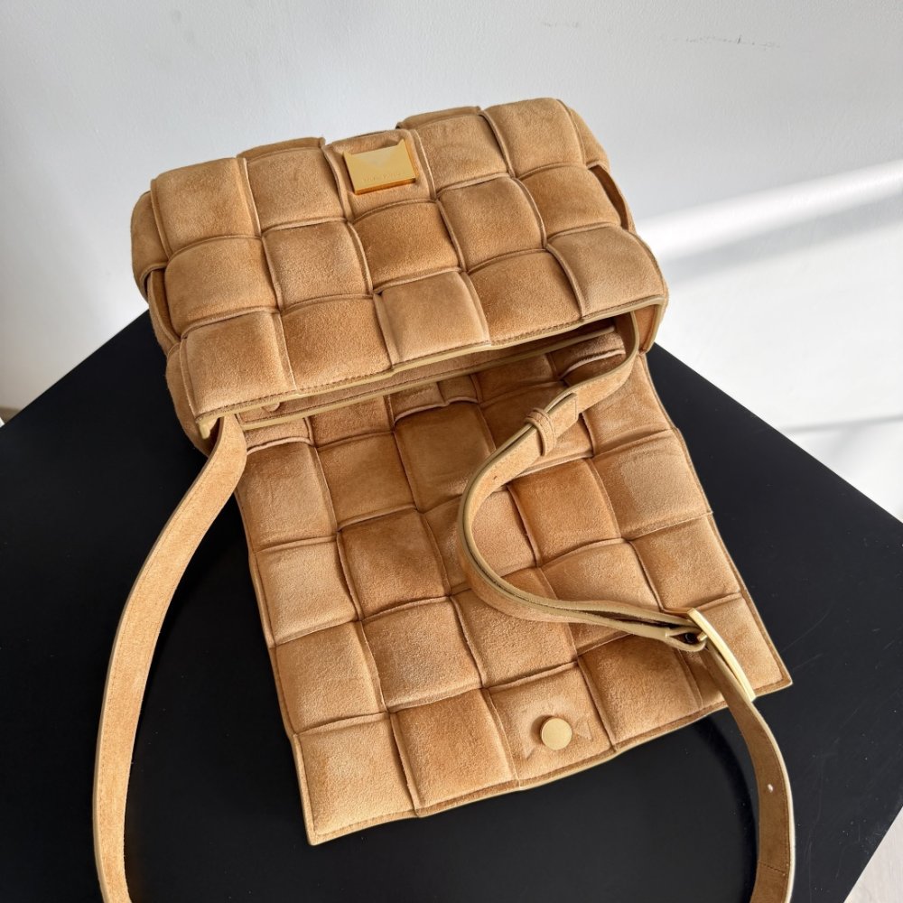 Сумка Cassette из плетеной замши 26 см фото 5