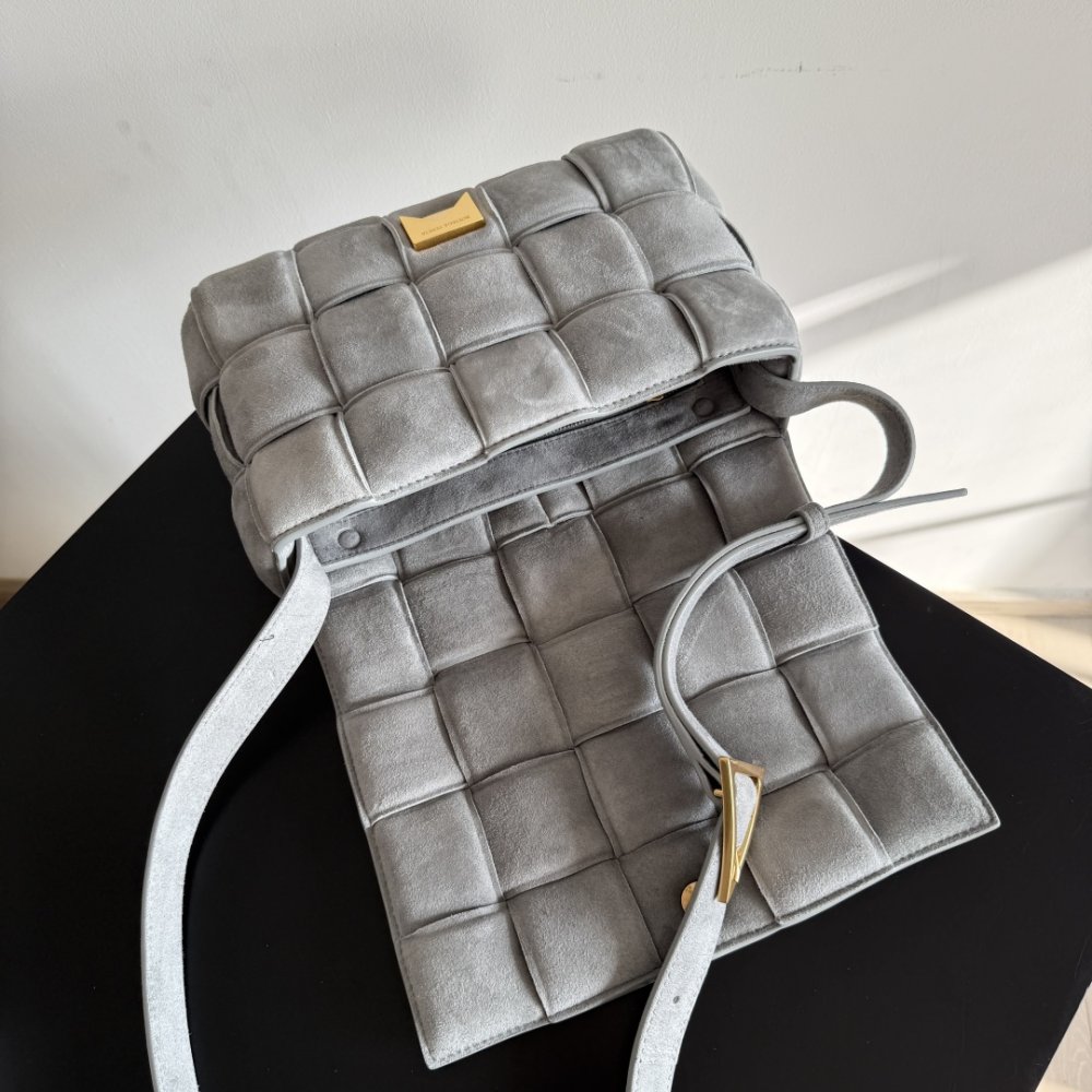 Сумка Cassette из плетеной замши 26 см фото 5