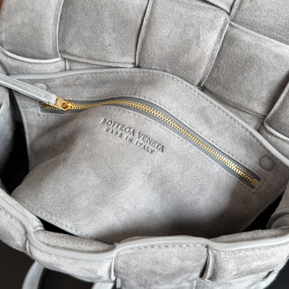 Сумка Cassette из плетеной замши 26 см фото 6