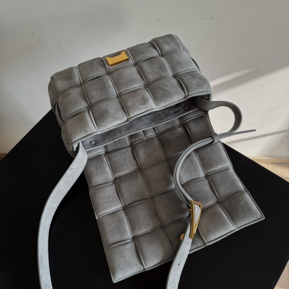 Сумка Cassette из плетеной замши 26 см фото 7