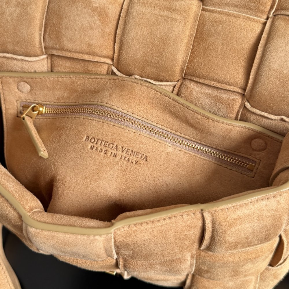 Сумка Cassette из плетеной замши 26 см фото 7