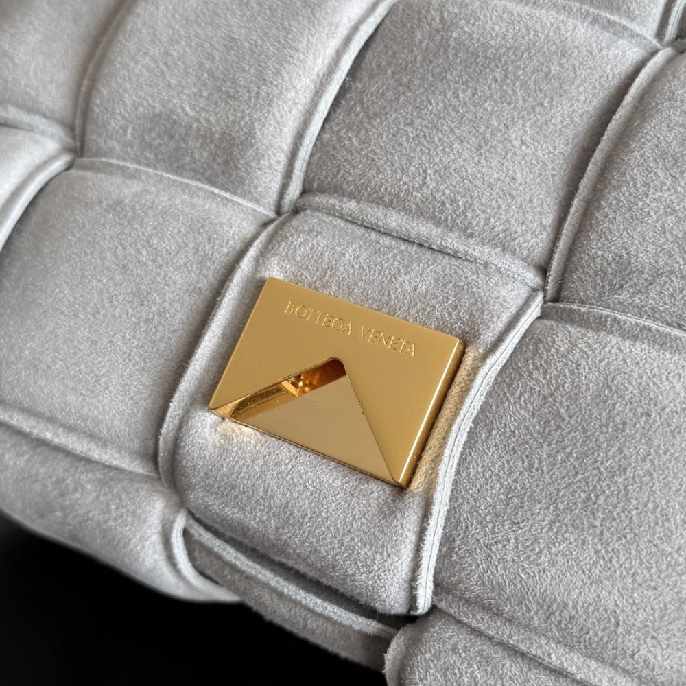 Сумка Cassette из плетеной замши 26 см фото 7