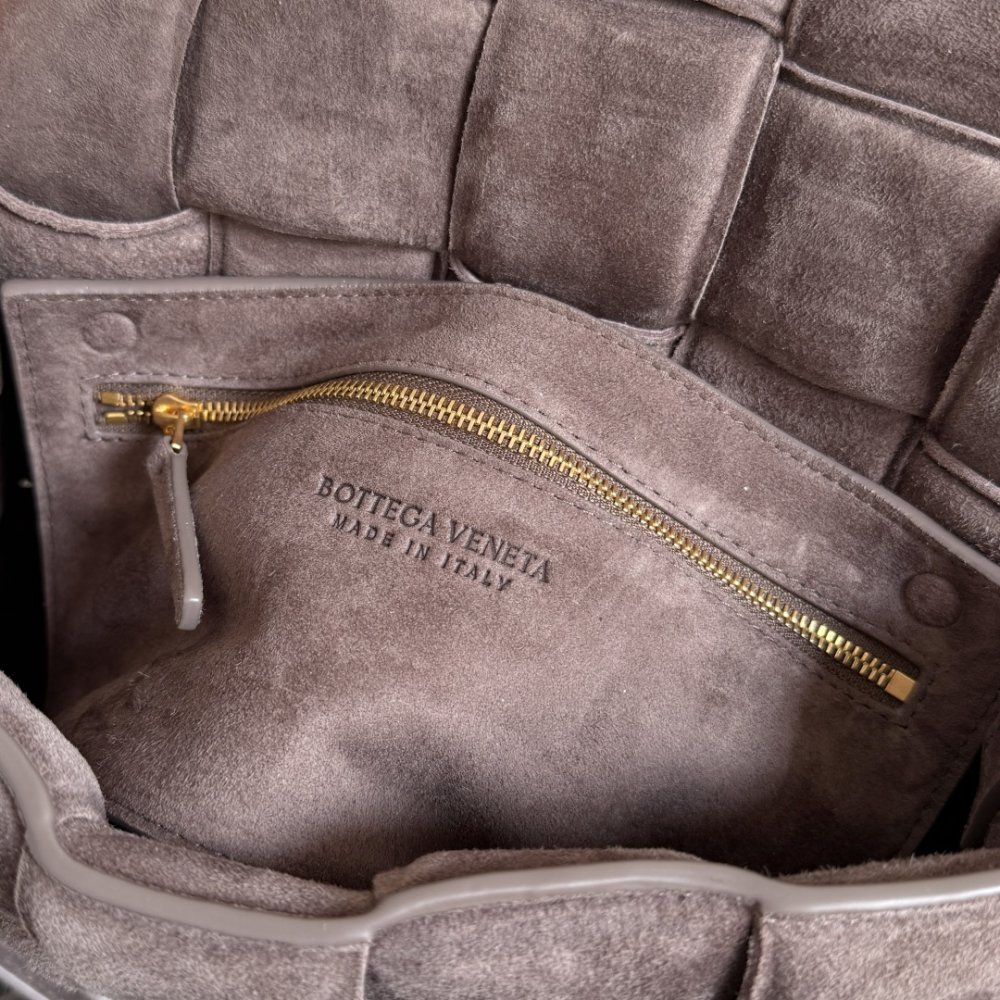 Сумка Cassette из плетеной замши 26 см фото 8