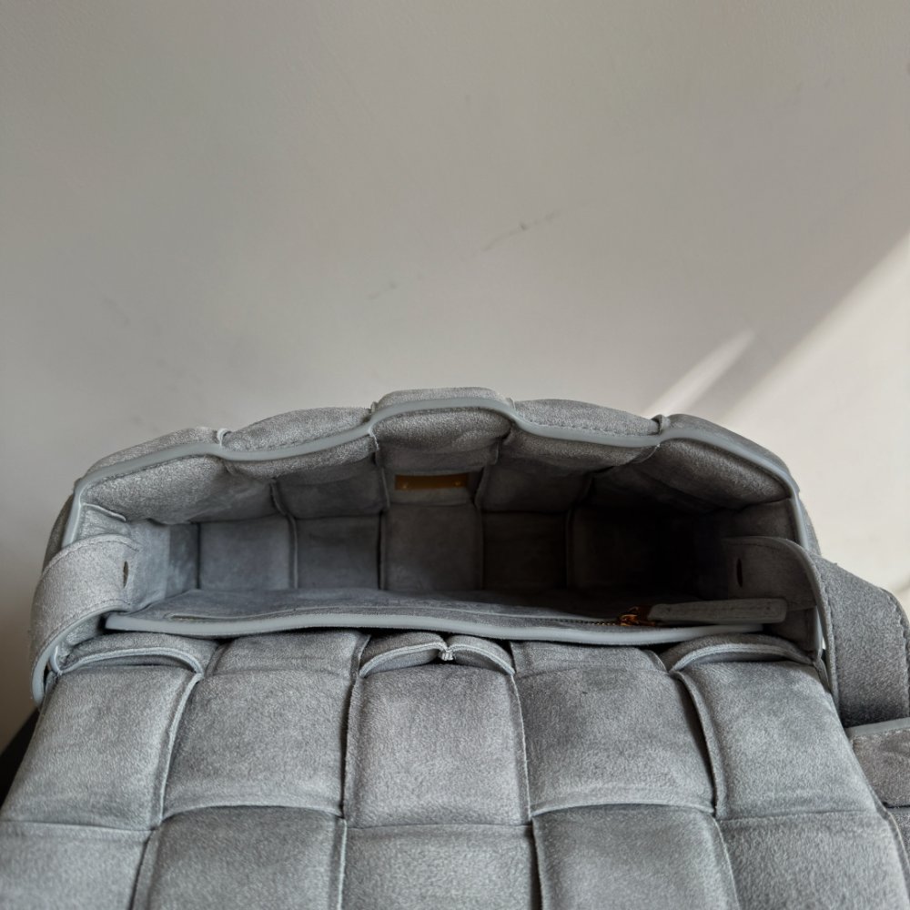 Сумка Cassette из плетеной замши 26 см фото 9