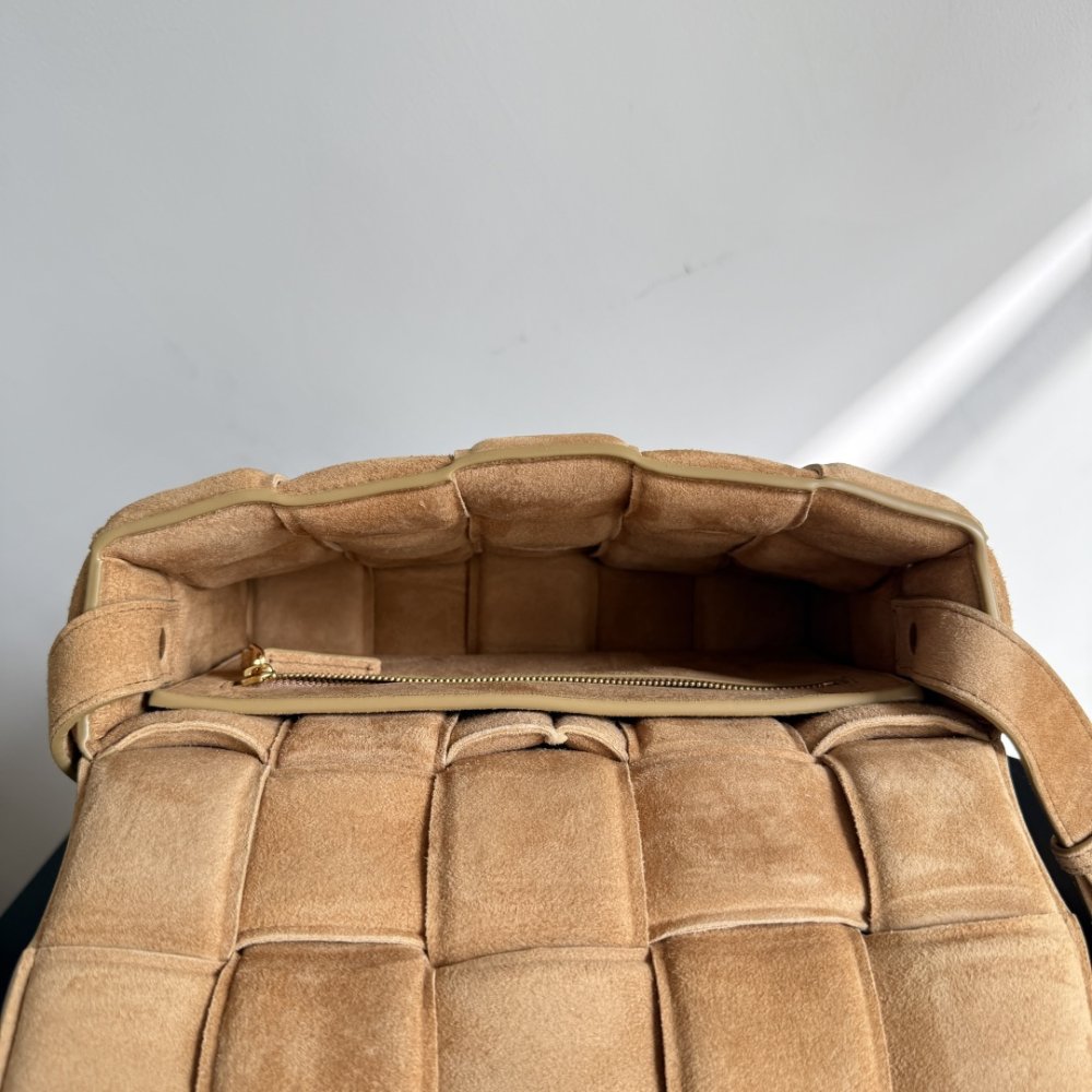 Сумка Cassette из плетеной замши 26 см фото 9