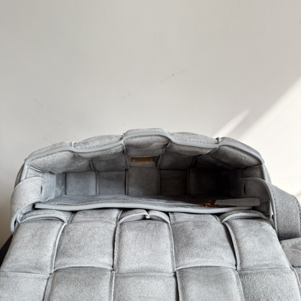 Сумка Cassette из плетеной замши 26 см фото 9