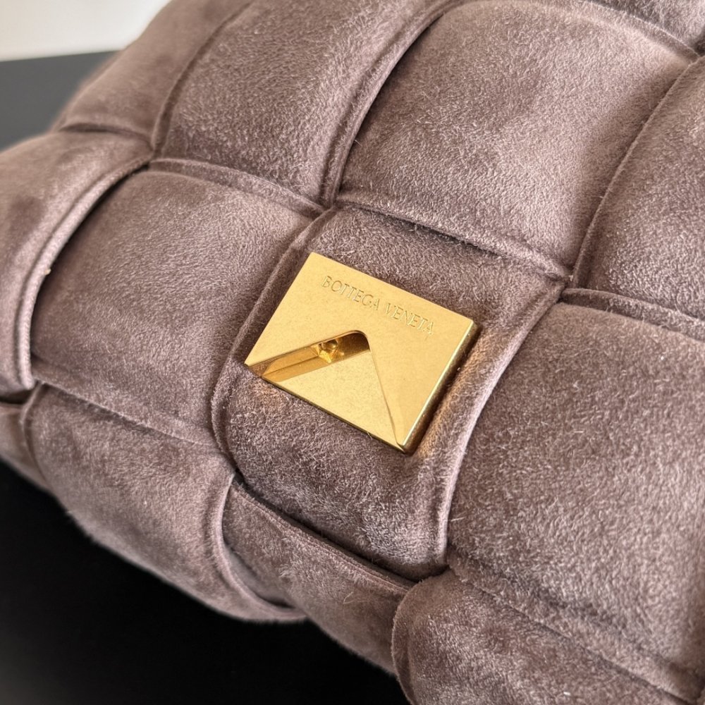 Сумка Cassette из плетеной замши 26 см фото 9