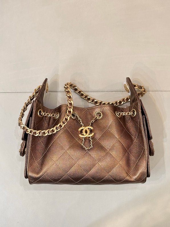 Сумка CHANEL 25 BAG из стёганой кожи с золотой цепочкой и логотипом, коричневая