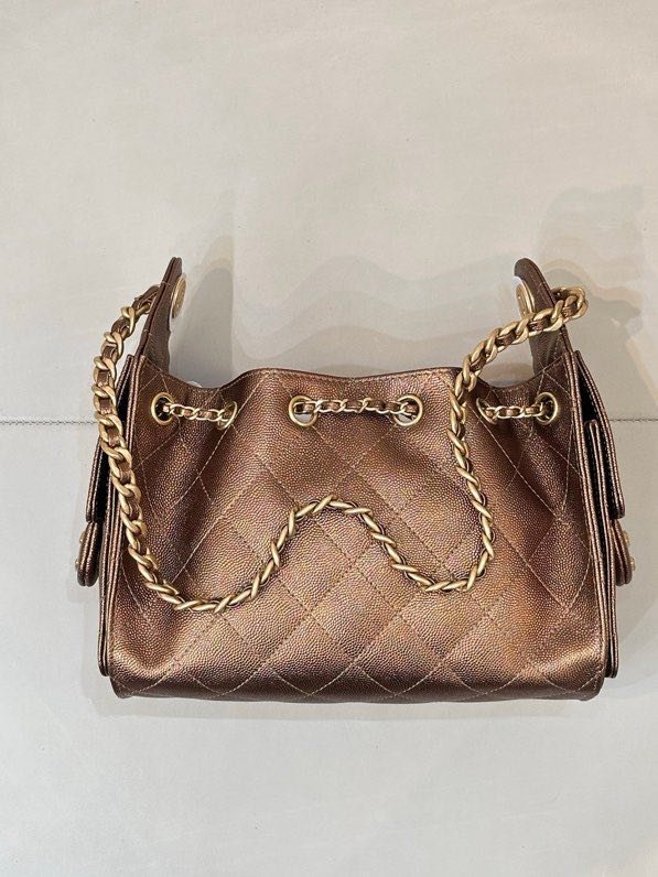Сумка CHANEL 25 BAG из стёганой кожи с золотой цепочкой и логотипом, коричневая фото 2