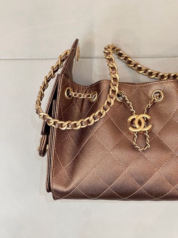 Сумка CHANEL 25 BAG из стёганой кожи с золотой цепочкой и логотипом, коричневая фото 3