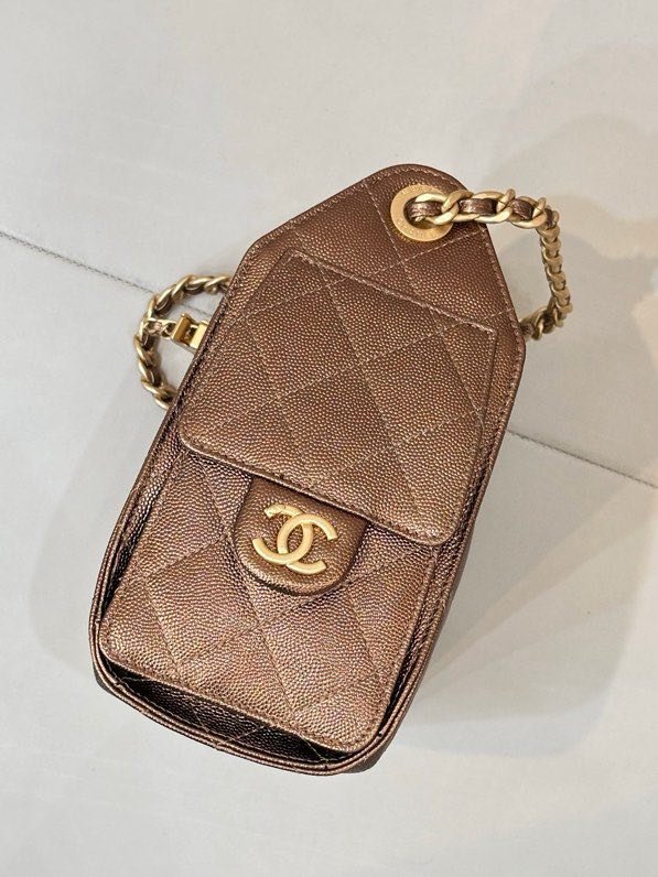 Сумка CHANEL 25 BAG из стёганой кожи с золотой цепочкой и логотипом, коричневая фото 4