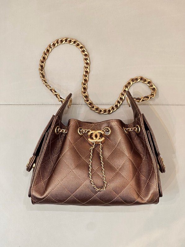 Сумка CHANEL 25 BAG из стёганой кожи с золотой цепочкой и логотипом, коричневая фото 5