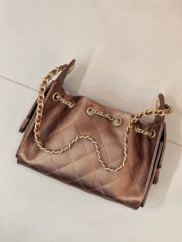 Сумка CHANEL 25 BAG из стёганой кожи с золотой цепочкой и логотипом, коричневая фото 6