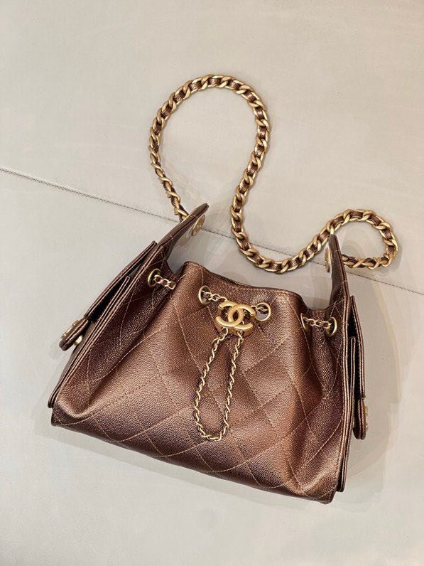 Сумка CHANEL 25 BAG из стёганой кожи с золотой цепочкой и логотипом, коричневая фото 7