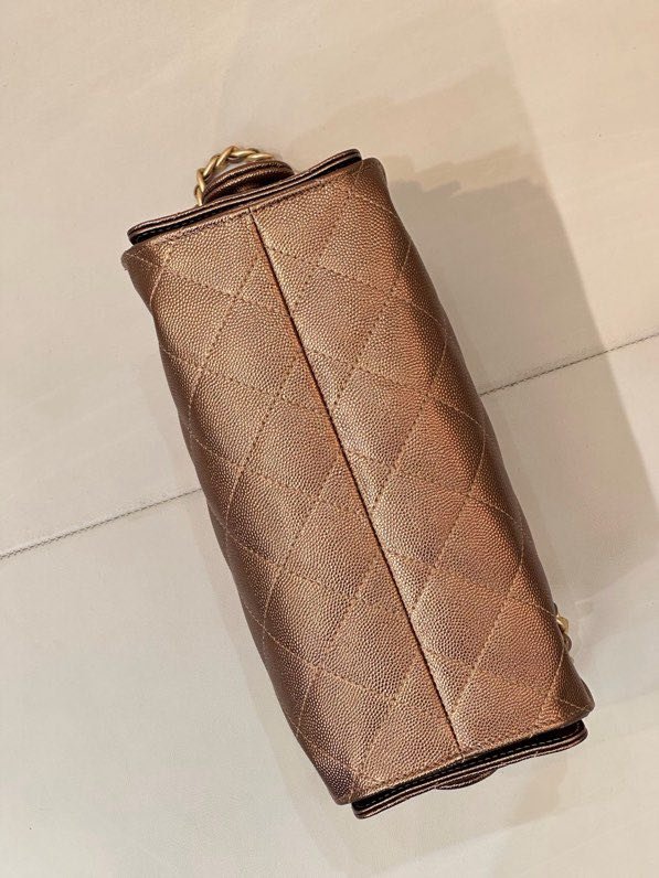 Сумка CHANEL 25 BAG из стёганой кожи с золотой цепочкой и логотипом, коричневая фото 9
