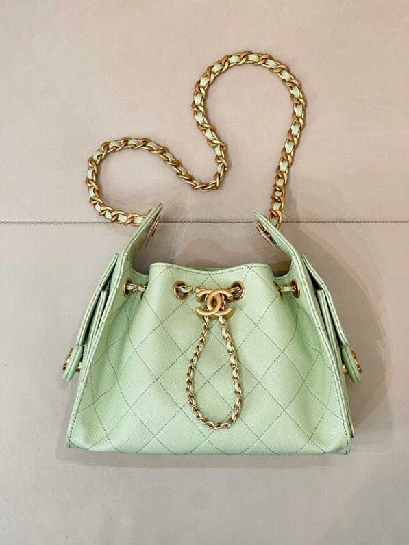 Сумка CHANEL 25 BAG из стёганой кожи с золотой цепочкой и логотипом, мятно-зелёная