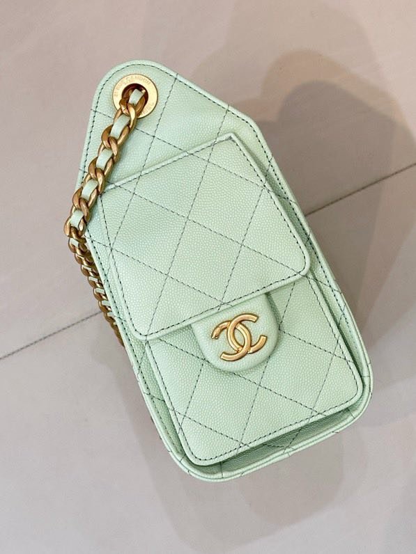 Сумка CHANEL 25 BAG из стёганой кожи с золотой цепочкой и логотипом, мятно-зелёная фото 2