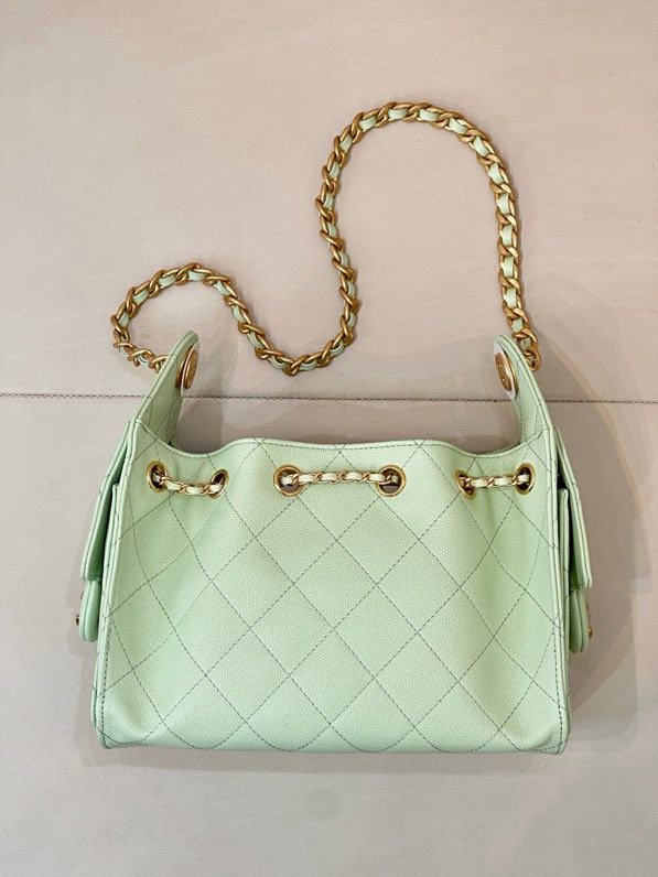Сумка CHANEL 25 BAG из стёганой кожи с золотой цепочкой и логотипом, мятно-зелёная фото 3
