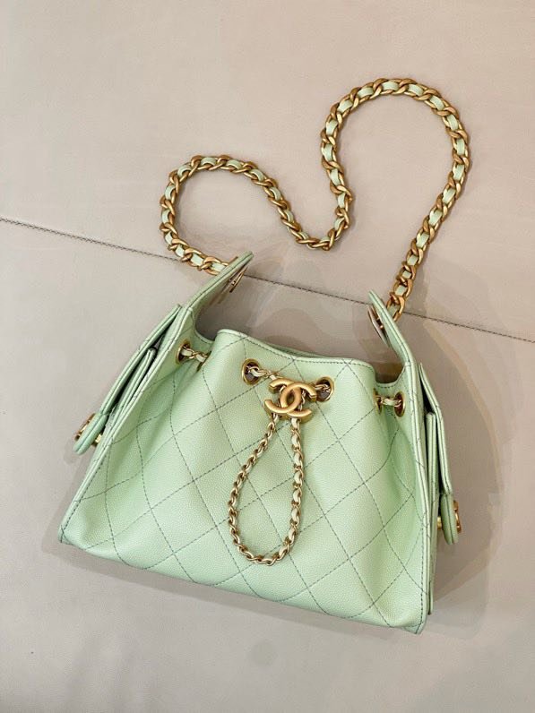 Сумка CHANEL 25 BAG из стёганой кожи с золотой цепочкой и логотипом, мятно-зелёная фото 4