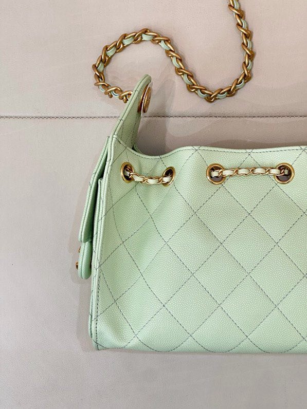 Сумка CHANEL 25 BAG из стёганой кожи с золотой цепочкой и логотипом, мятно-зелёная фото 5