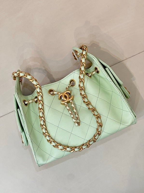 Сумка CHANEL 25 BAG из стёганой кожи с золотой цепочкой и логотипом, мятно-зелёная фото 7