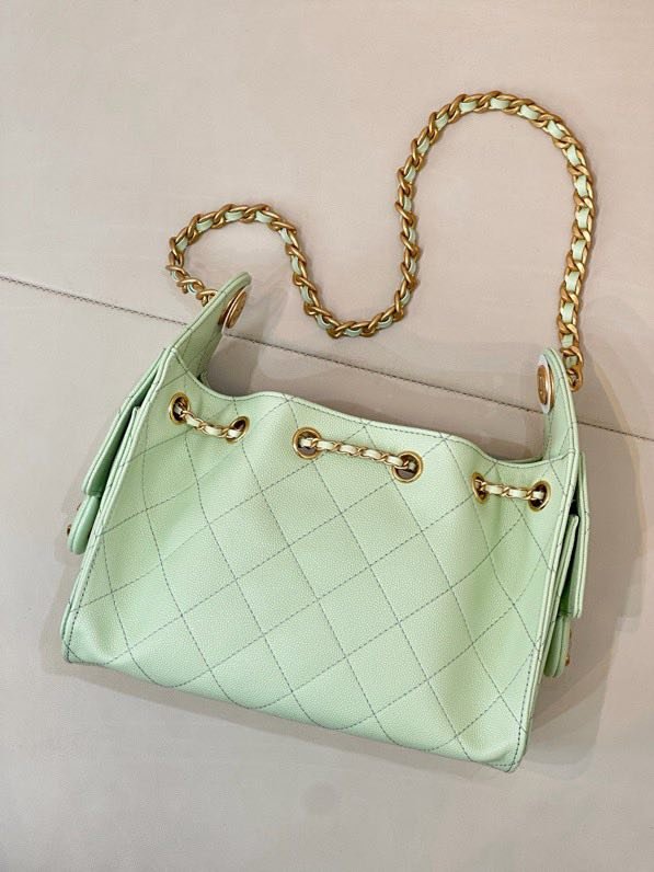 Сумка CHANEL 25 BAG из стёганой кожи с золотой цепочкой и логотипом, мятно-зелёная фото 8