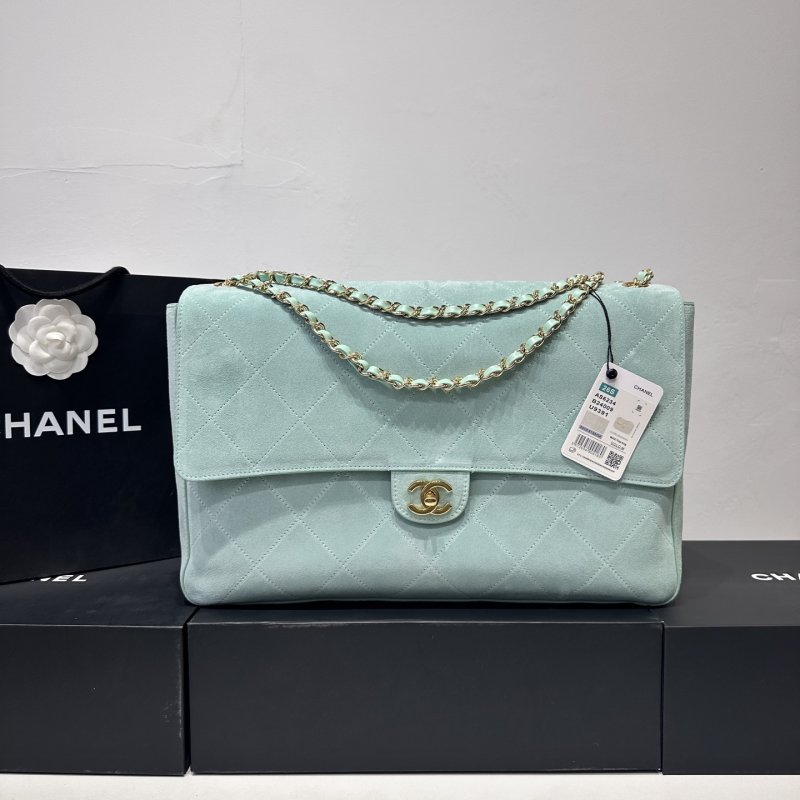 Сумка CHANEL Souplissimo Maxi Flap 38 см из замши и телячьей кожи зеленого цвета