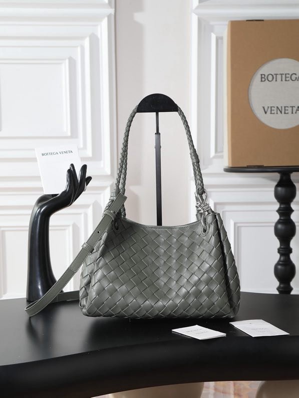 A bag across shoulder 30 cm of wicker skin Intrecciao