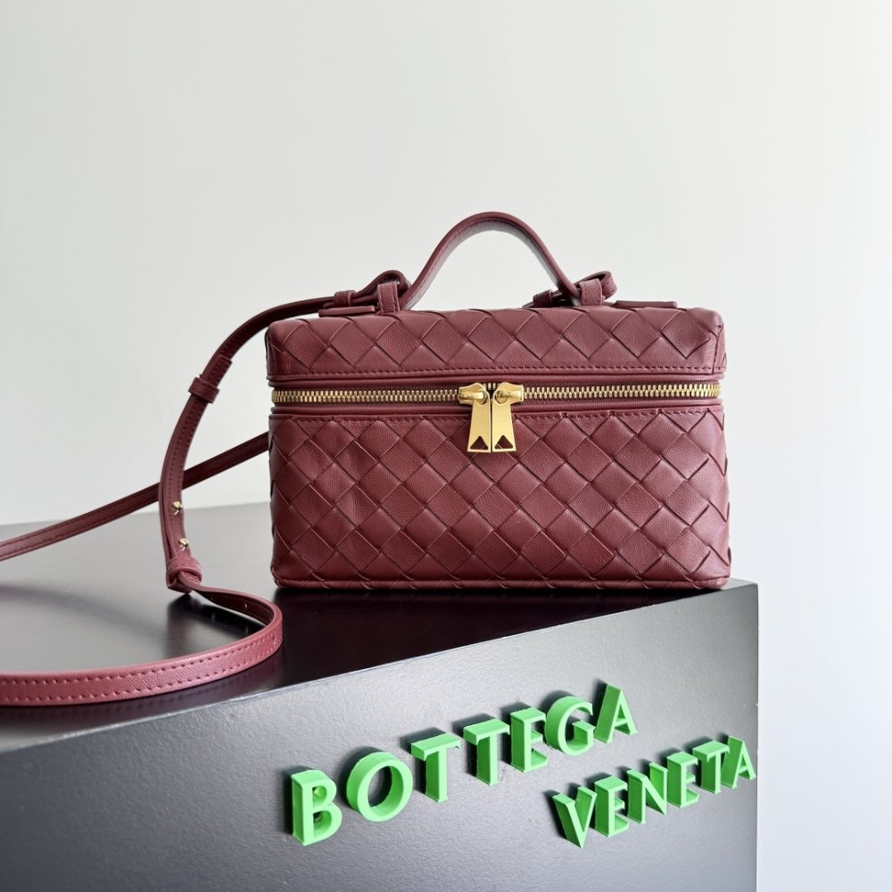 A bag across shoulder Bottega Veneta Spring leather 22 cm