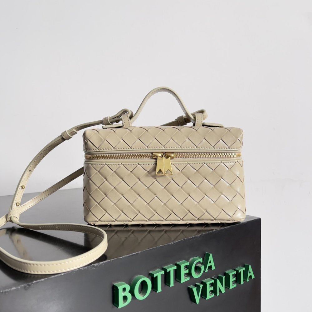 A bag across shoulder Bottega Veneta Spring leather 22 cm
