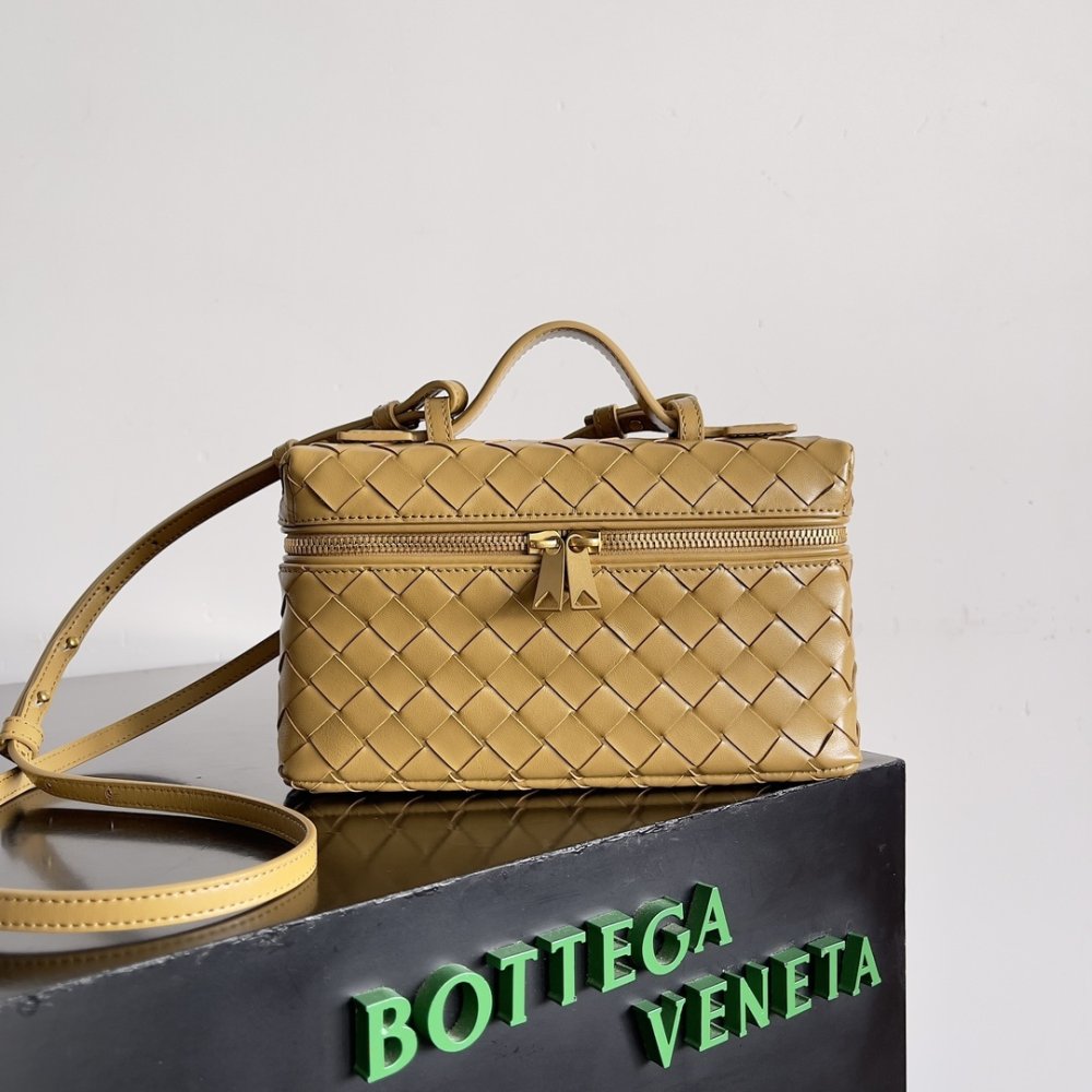A bag across shoulder Bottega Veneta Spring leather 22 cm