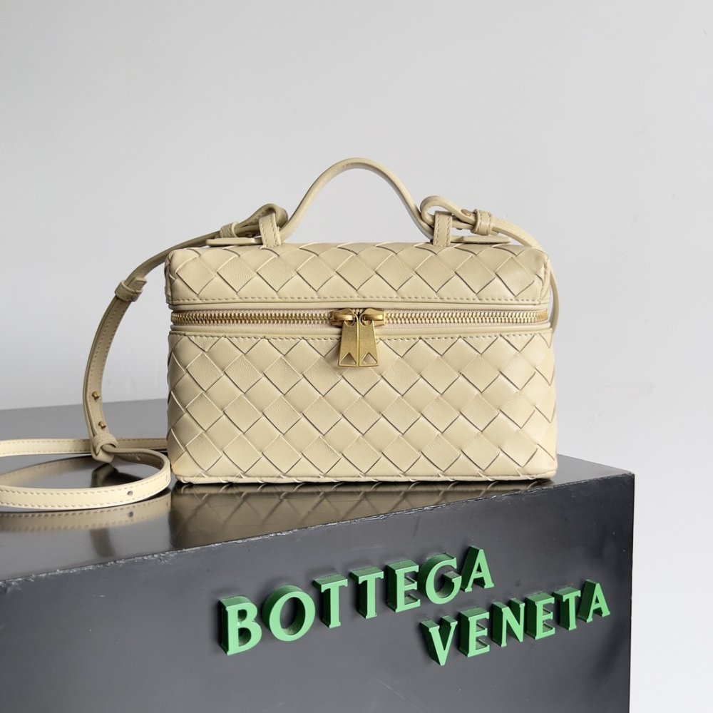 Сумка через плечо Bottega Veneta Spring кожаная 22 см