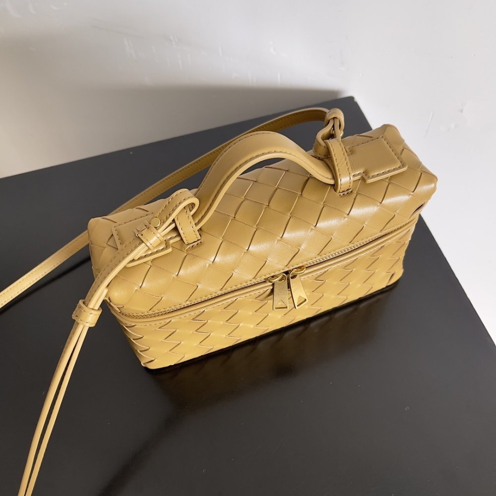 A bag across shoulder Bottega Veneta Spring leather 22 cm фото 7