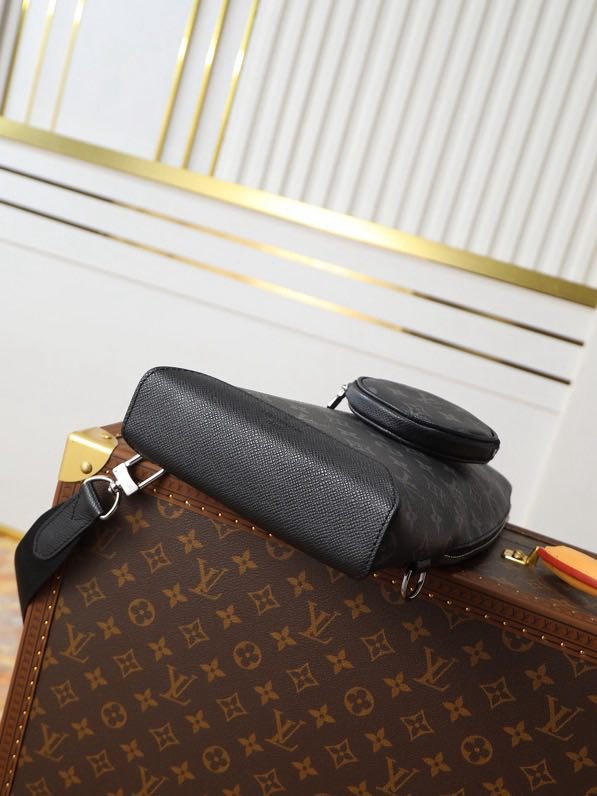 A bag across shoulder of canvas Monogram фото 5