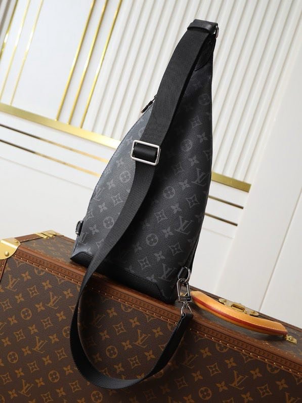 A bag across shoulder of canvas Monogram фото 7