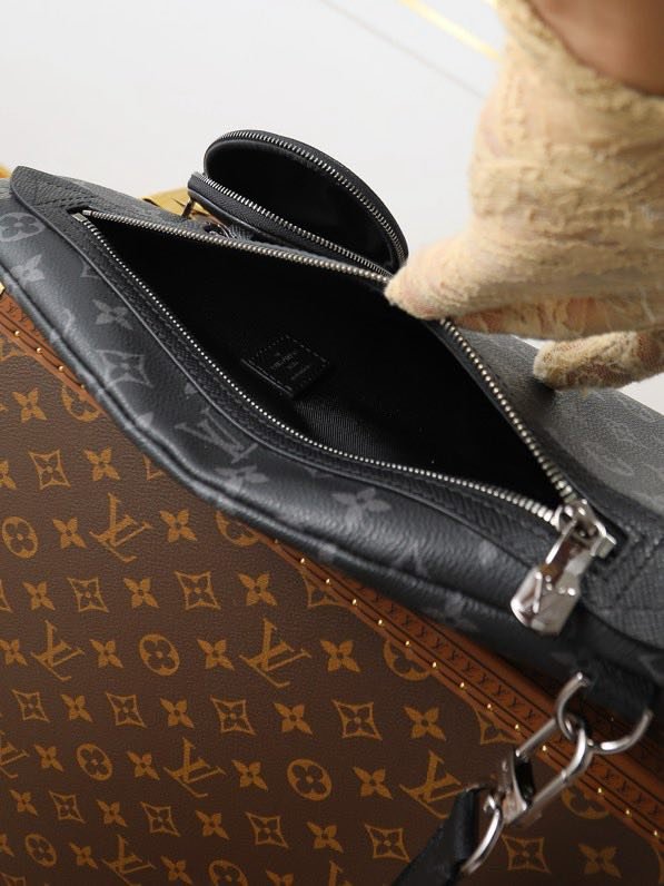 A bag across shoulder of canvas Monogram фото 9