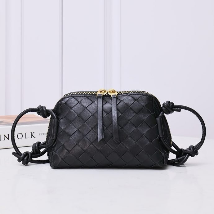 A bag across shoulder leather 18 cm Black